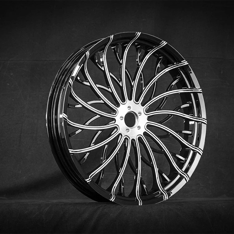 Taotut moottoripyörän pyörät risteilijöille